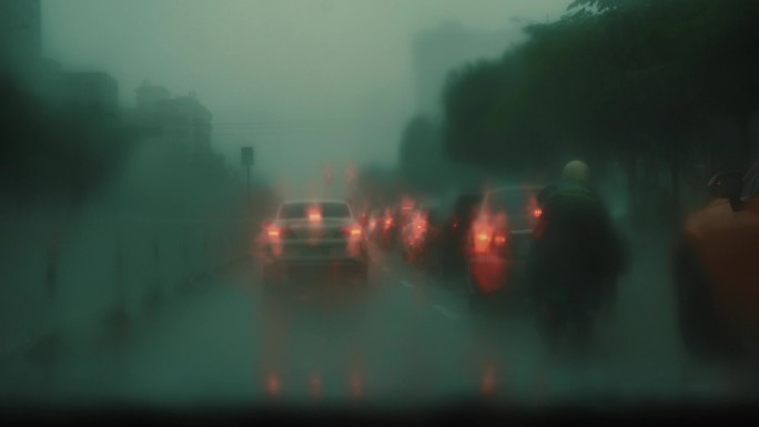 大雨天道路开车