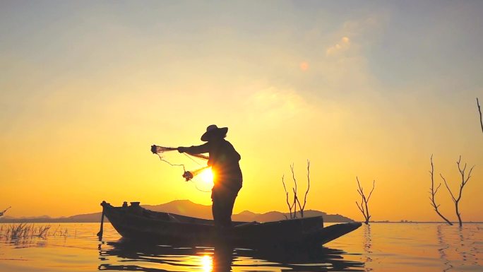 高清慢镜头：渔夫在船上垂钓日落