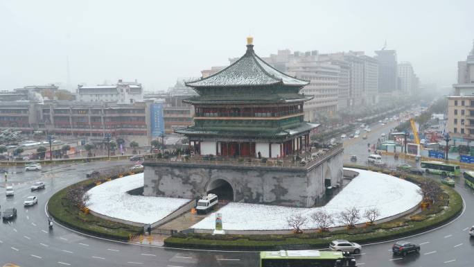 西安，雪中的古老钟楼。