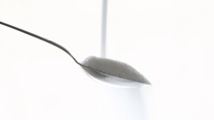 糖落在勺子上掉落白糖盐