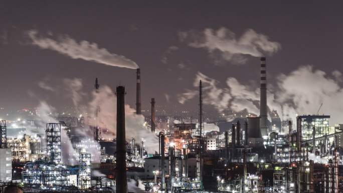石油化工厂和炼油工业夜间鸟瞰图