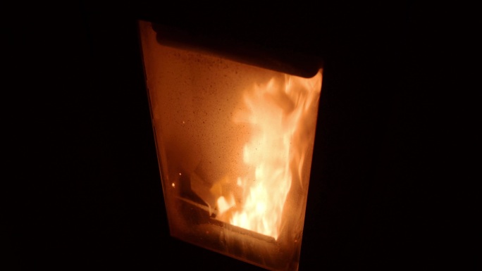 燃烧生物质炉火焰