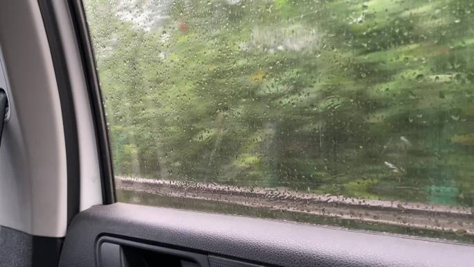 雨天坐车赶路