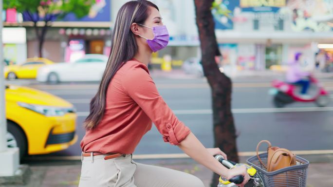 女人从共享中租用自行车