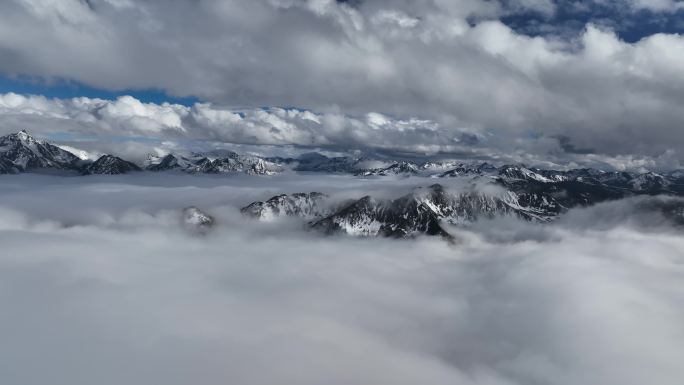 【4K正版】航拍云海翻涌中的雪山群