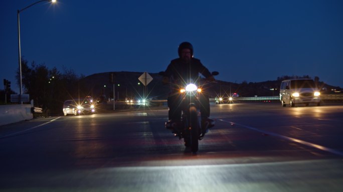 夜间摩托车手上高速公路