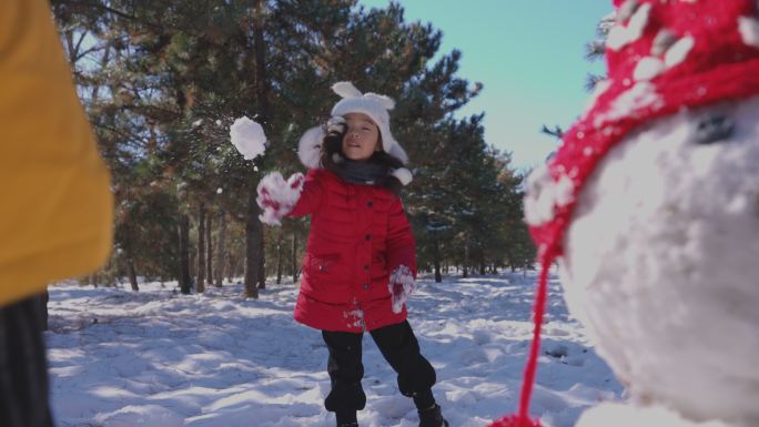 快乐儿童在雪地里打雪仗