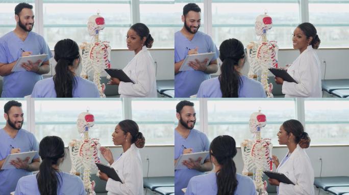 医学院教授与学生讨论人类骨骼系统