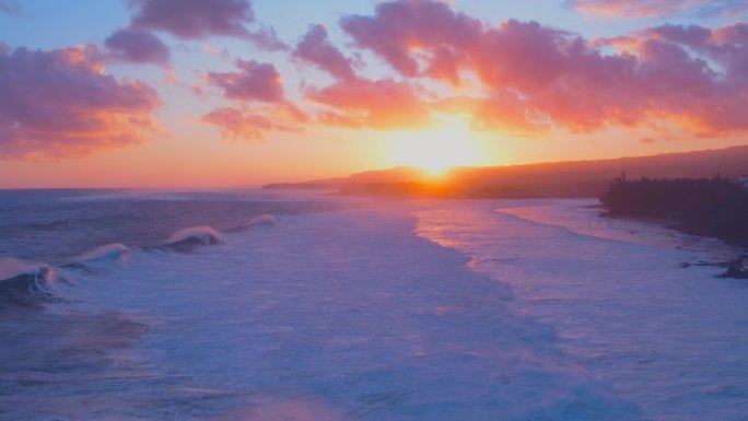 夕阳下波涛汹涌的海面4K旅游风光素材