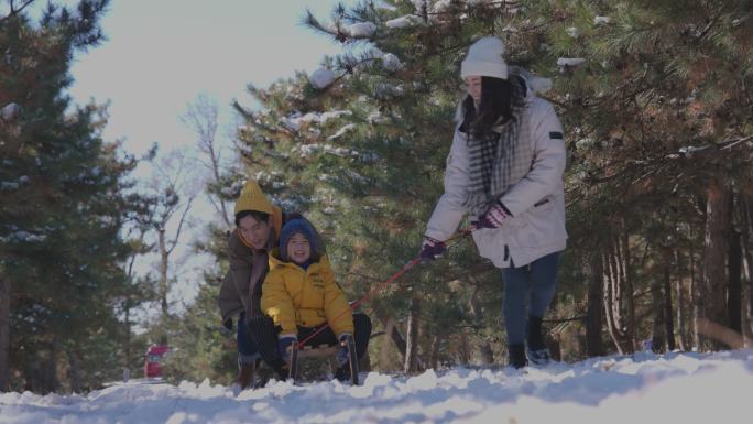 快乐家庭在雪地里玩耍