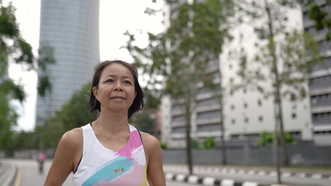 中国亚运女运动员周末跑步训练