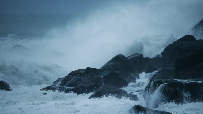 海浪撞击岩石，慢动作