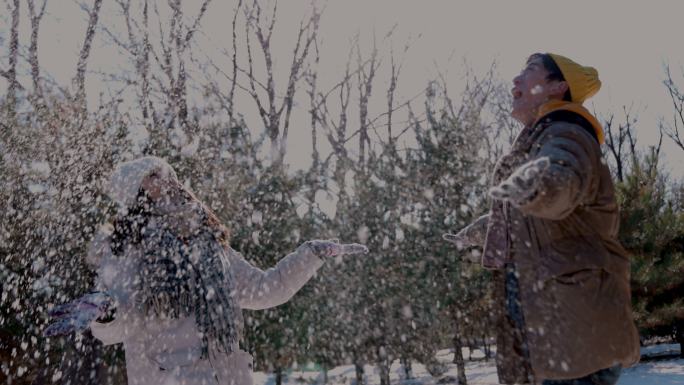 雪地里的幸福青年情侣