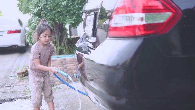 亚洲小女孩喜欢洗车