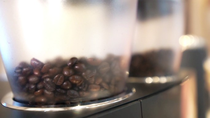 咖啡研磨机中的咖啡豆
