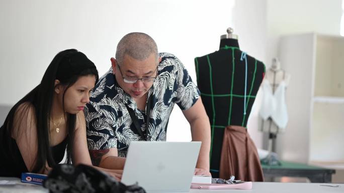 在课堂上学习时装设计的亚洲大学生