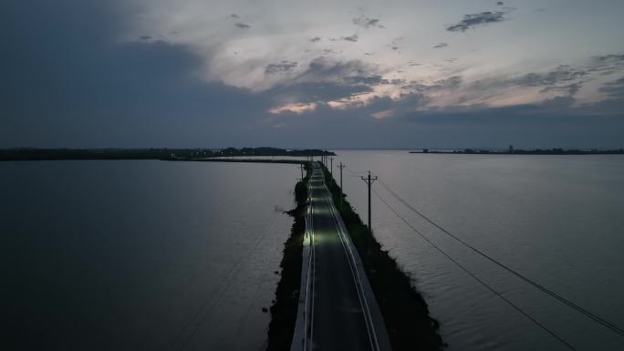 武汉江夏鲁湖上广袤湖面中的一条湖中小路