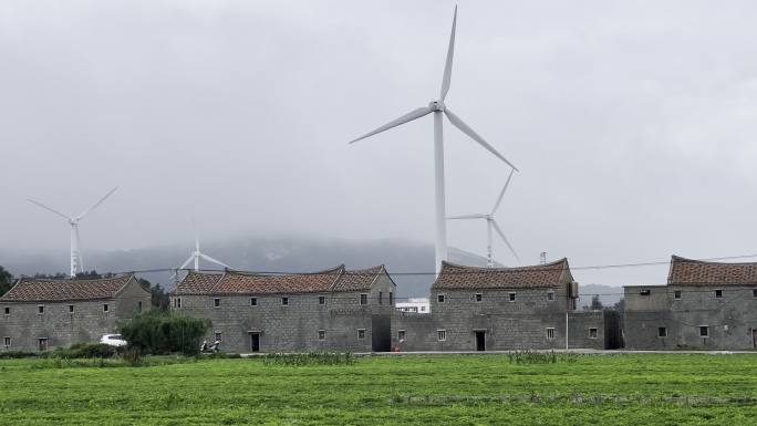 莆田雨中风车 风力发电 乡村 草地 绿的