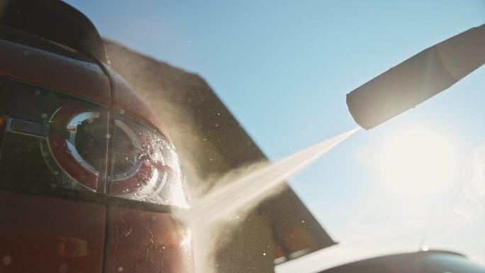 高速喷射的高压水可以冲洗掉汽车上的污垢