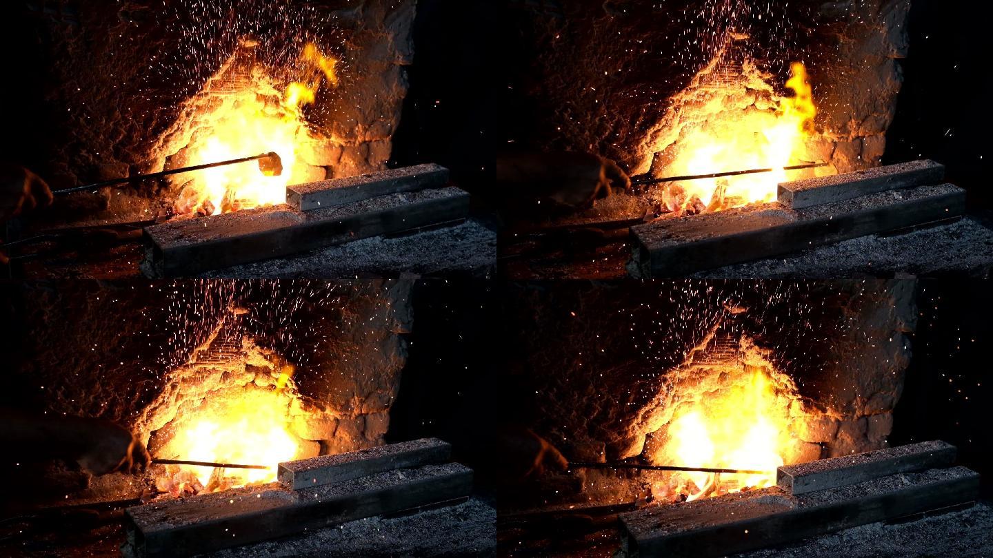 铁匠在工作金属熔化熔化炉