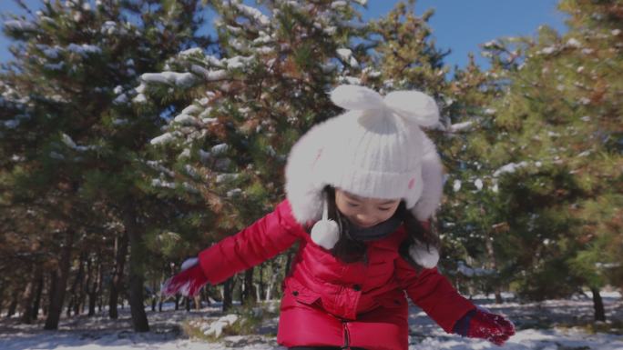 快乐女孩在雪地里玩耍