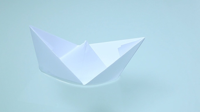 水上纸船折纸船纯色背景