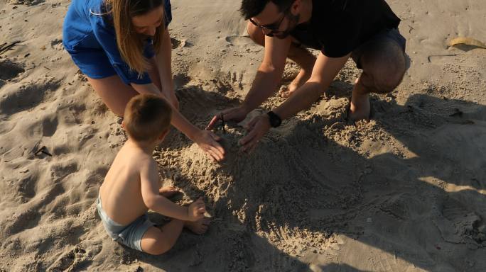 家庭建造沙堡亲子活动玩沙子沙子城堡