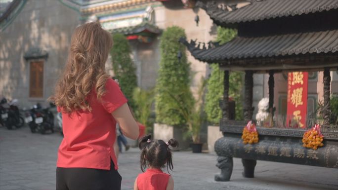 亚洲女人在中国新年许愿。
