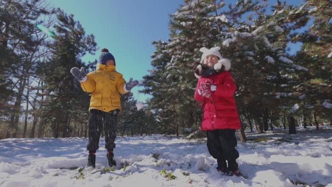 快乐儿童在雪地里玩耍