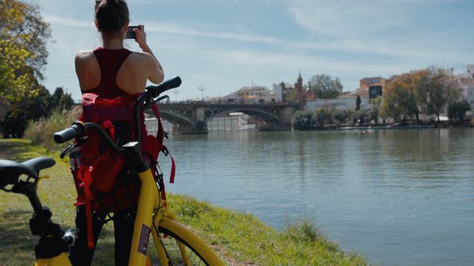西班牙安达卢西亚塞维利亚女子自行车骑行
