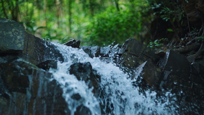 4k山泉水瀑布水流水滴岩石滴水自然素材