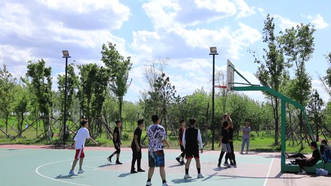 公园打篮球