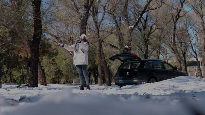 快乐的青年女人在雪地里玩耍