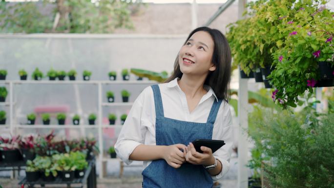 美丽的企业主支票现代农业女孩苗圃