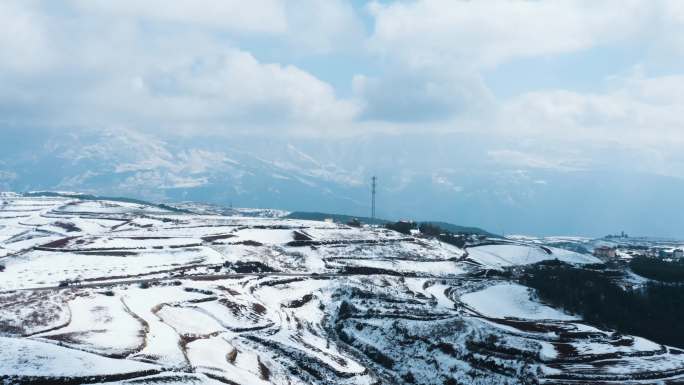 冬季白雪覆盖山川田野农村梯田公路