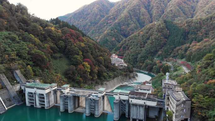 秋天，日本富山，用小车鸟瞰Unazuki大坝。