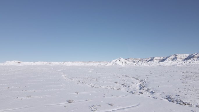 无人机POV拍摄美丽的科罗拉多沙漠冬季丘陵和山区的假山降雪极端天气视频系列