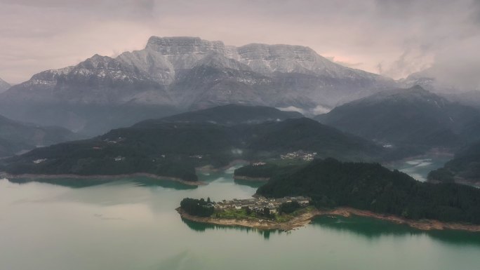 湖的后面是一座巨大的桌山