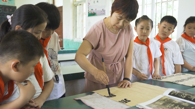 老师教学生写毛笔字