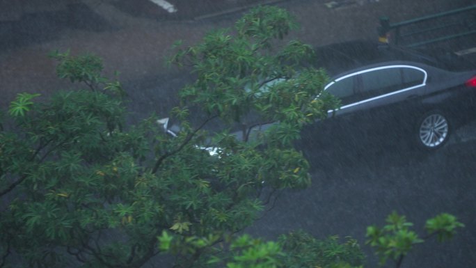 暴雨中行驶的宝马轿车
