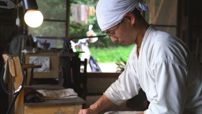 传统的日本铁匠磨刀片