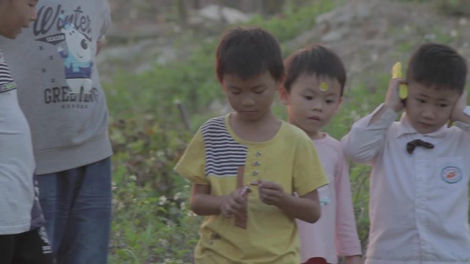 乡下农村小孩玩鞭炮