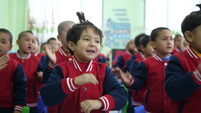 新疆幼儿园少数民族小朋友