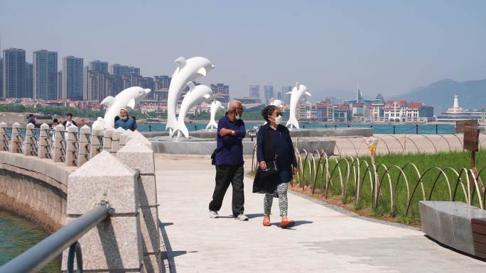 青岛海边一对老年人散步4K