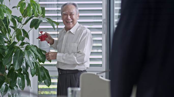 幸福生活 老年人 养老保险 浇花