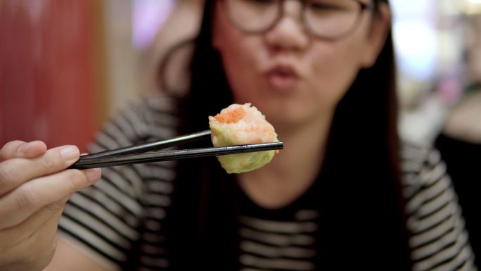 吃香港馄饨或饺子的女人。