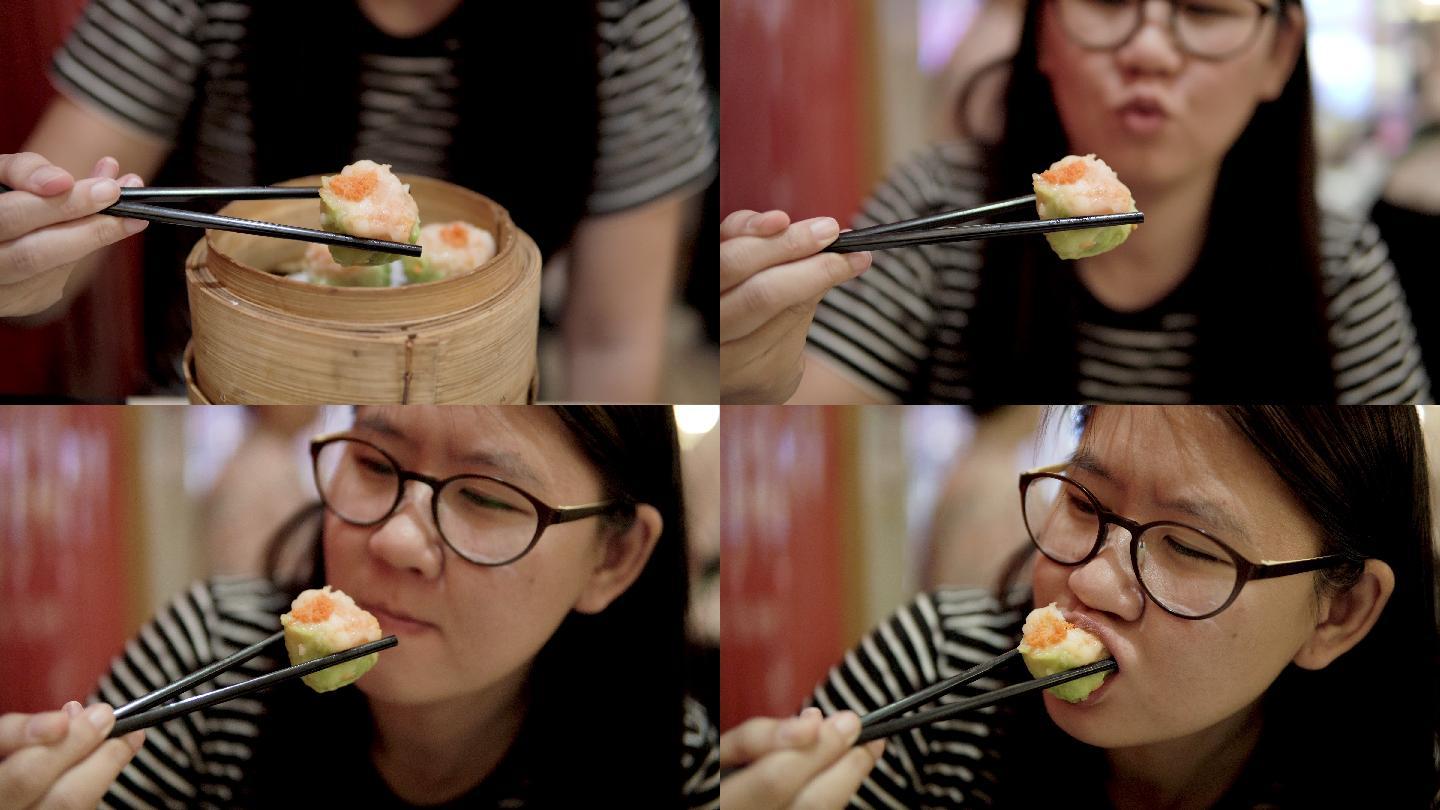 吃香港馄饨或饺子的女人。