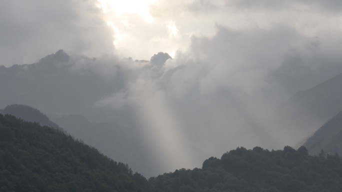 山间风云离别的风景