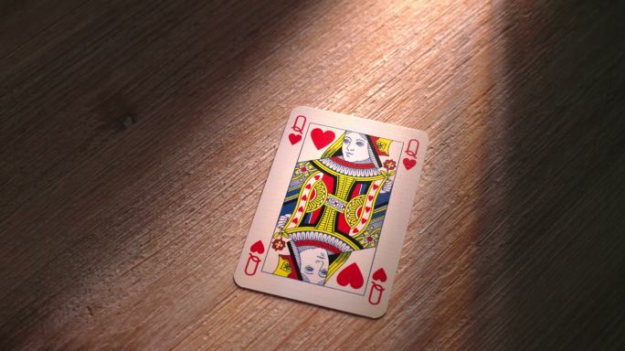 红心皇后扑克牌掉落在木桌上。SM