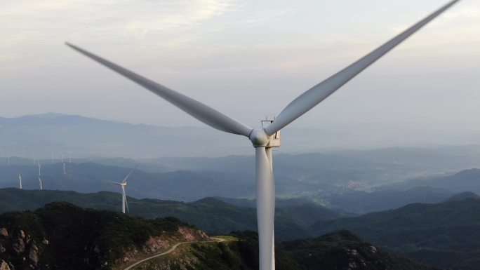 航拍二妹山风力发电清洁能源大风车